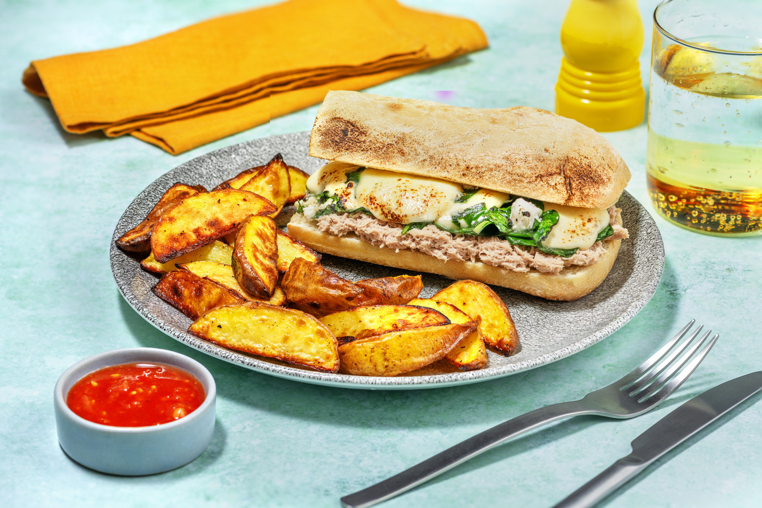 Crispy Ciabatta mit Mozzarella, Feta & Thunfisch