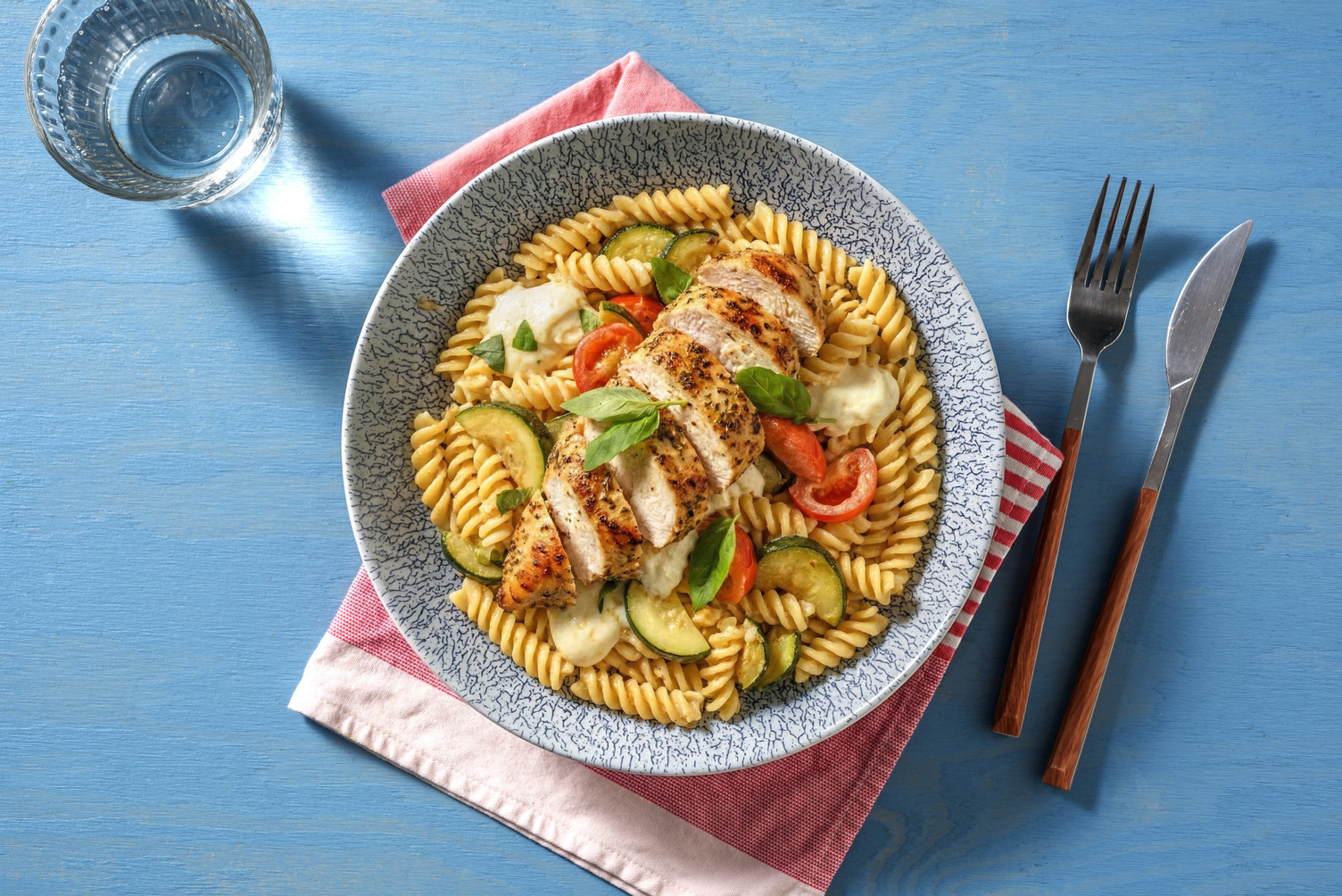Fusilli Caprese mit Mozzarella und Bio-Hähnchen