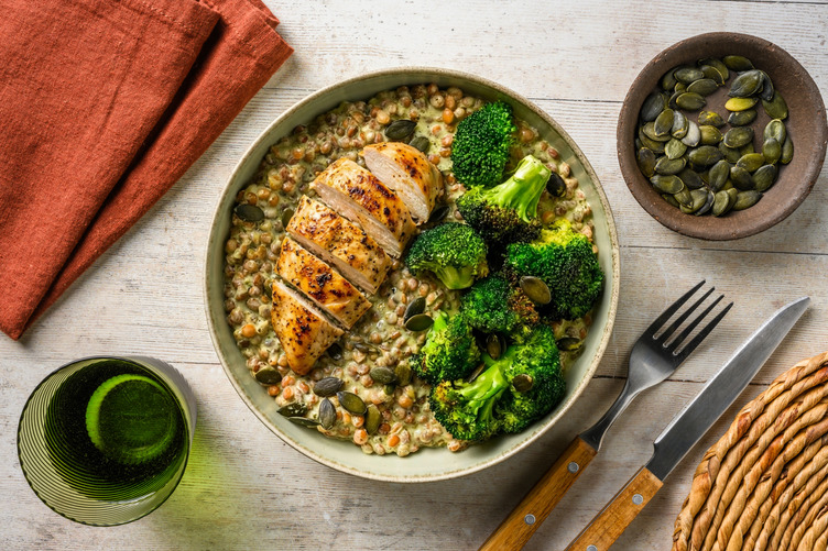 Hähnchenbrust auf sahnigem Linsengemüse