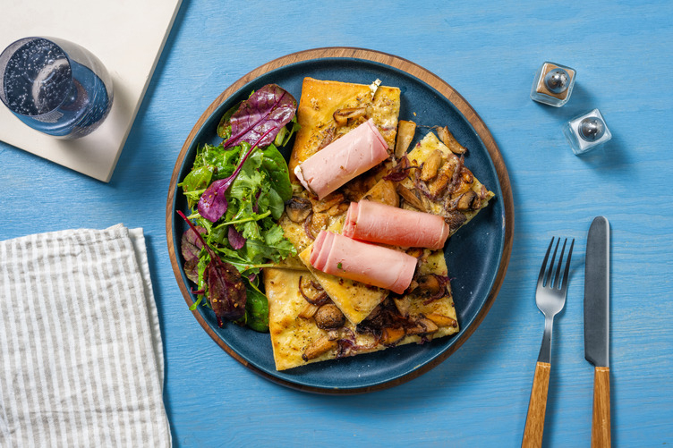 Flammkuchen mit Kräuterseitlingen und Schinken