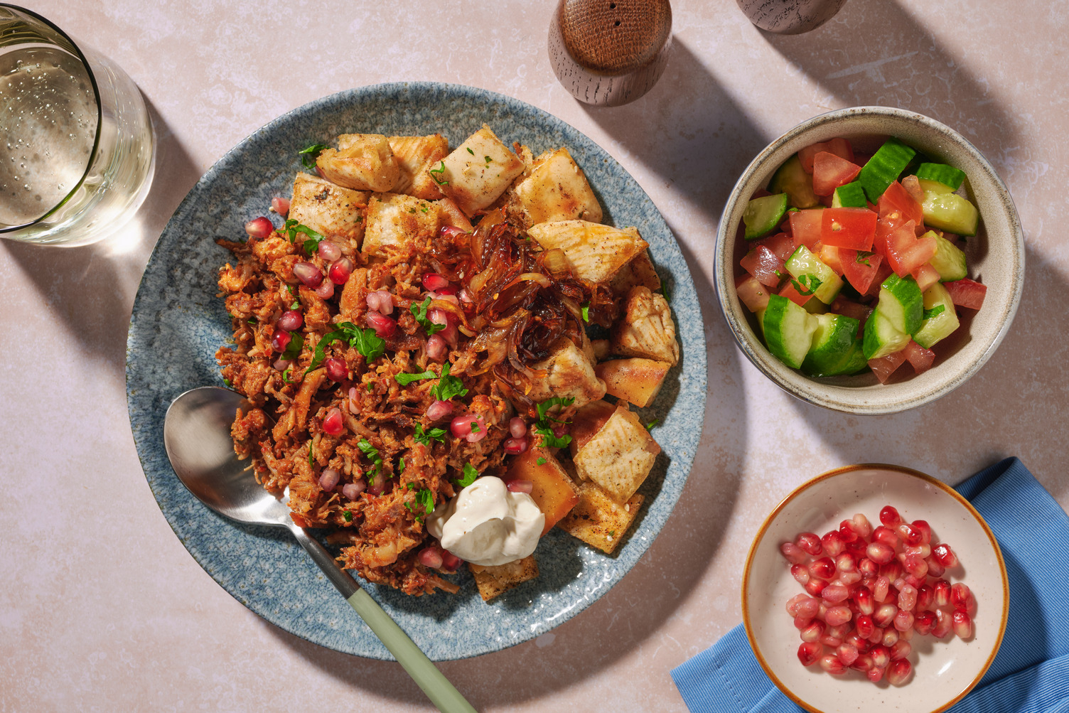 Palestinsk Musakhan Fatteh: Pulled kylling i bowl