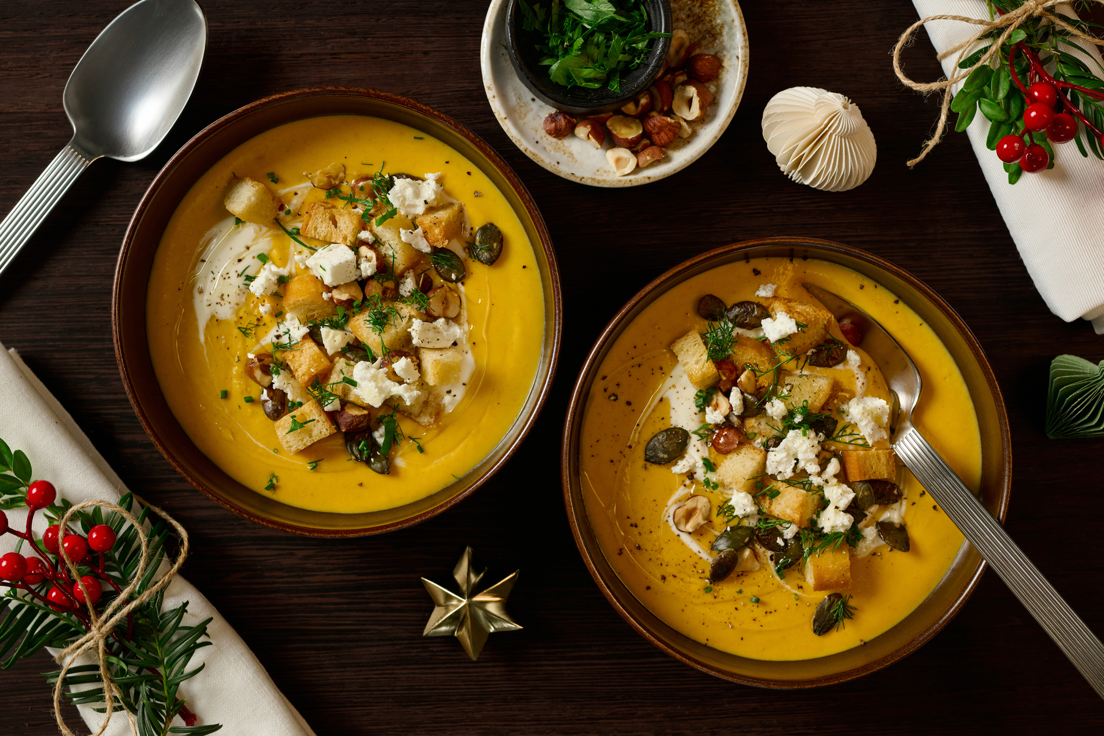 Zachte pompoensoep met feta en hazelnoten