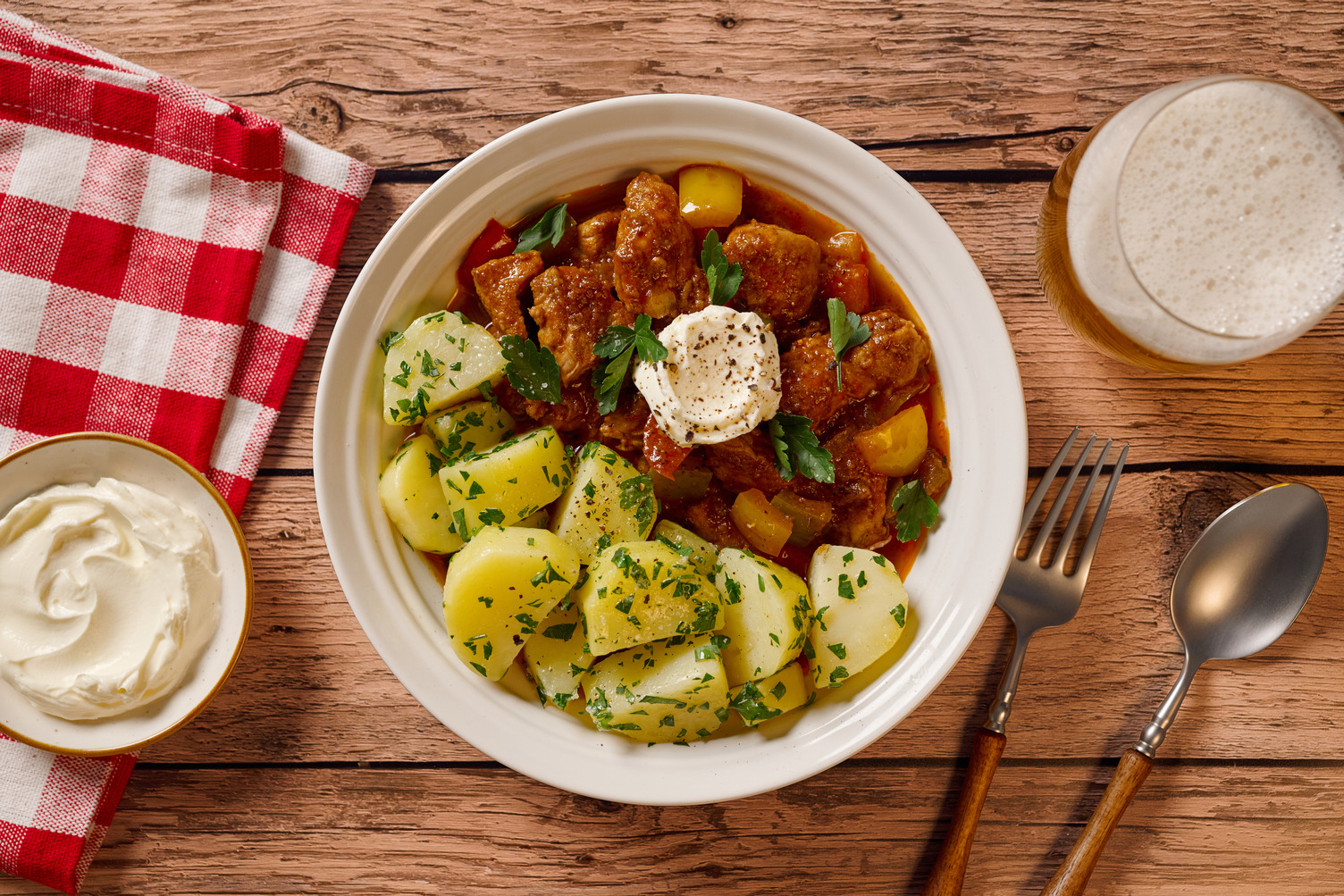 Schweinsgulasch mit Petersilienkartoffeln