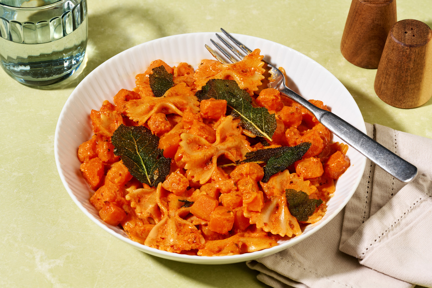 Pikante nduja-pasta met knapperige salie