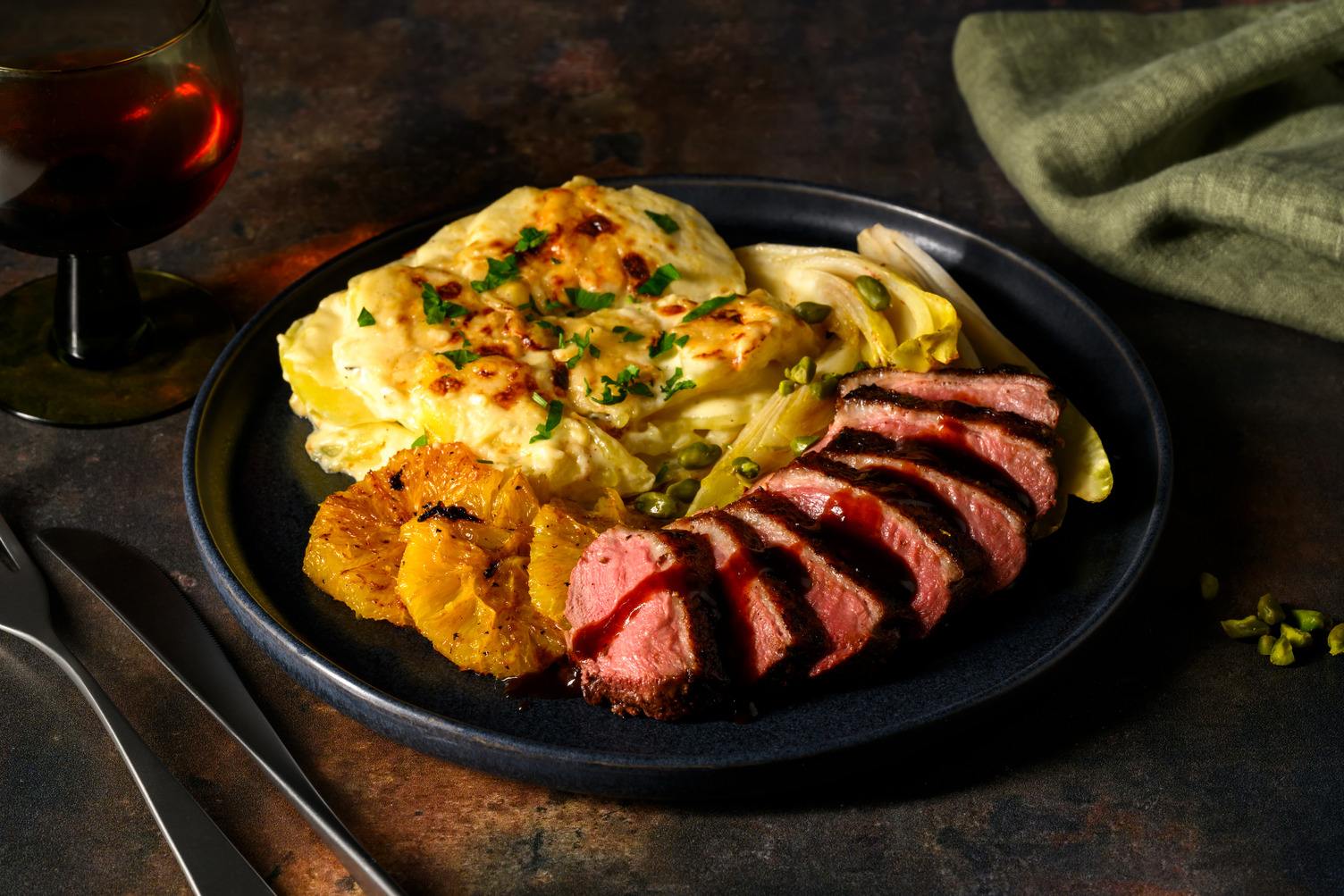 Magret de canard en sauce à l'orange & vin rouge