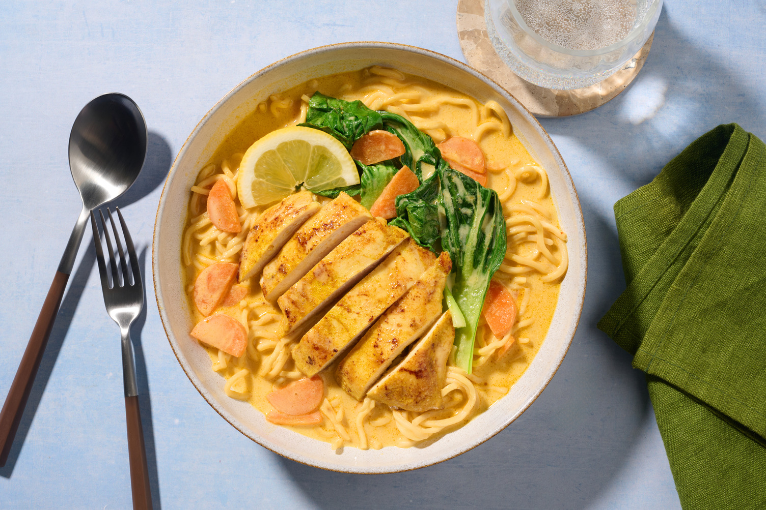 Thailandsk Khao Soi kylling- og nudelsuppe