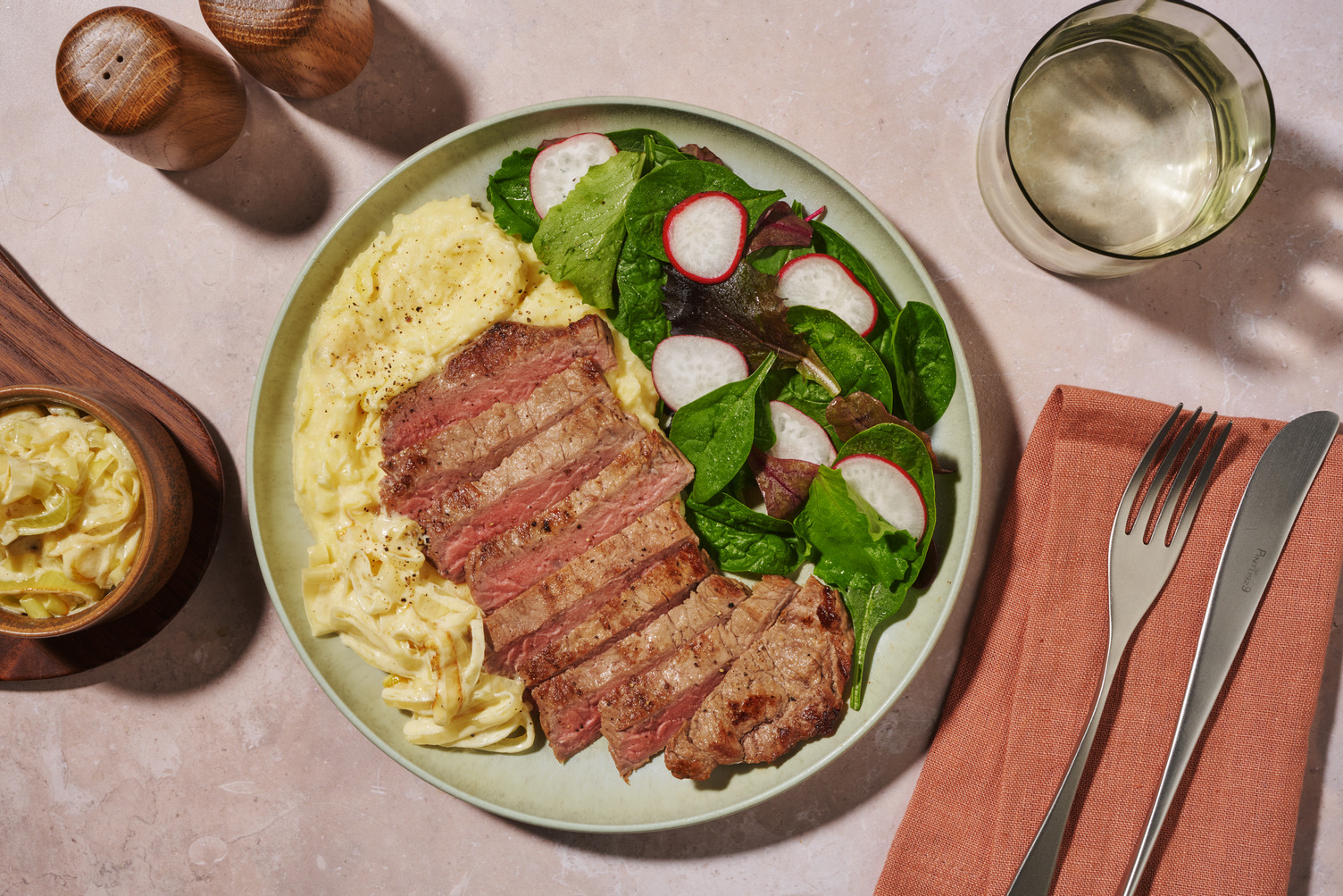 Stekt flat steak och rotfruktsmos