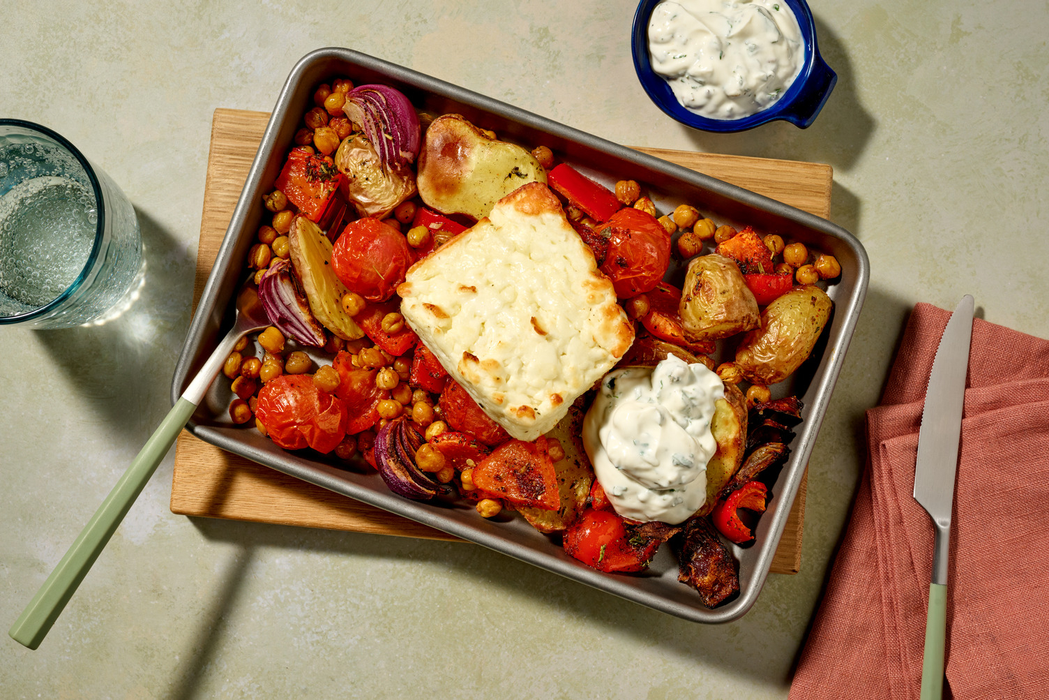 Ugnsbakad halloumi, potatis och grönsaker