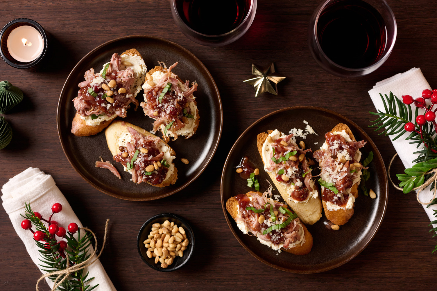 Crostini met gekonfijte eend, pijnboompitten en Parmigiano Reggiano