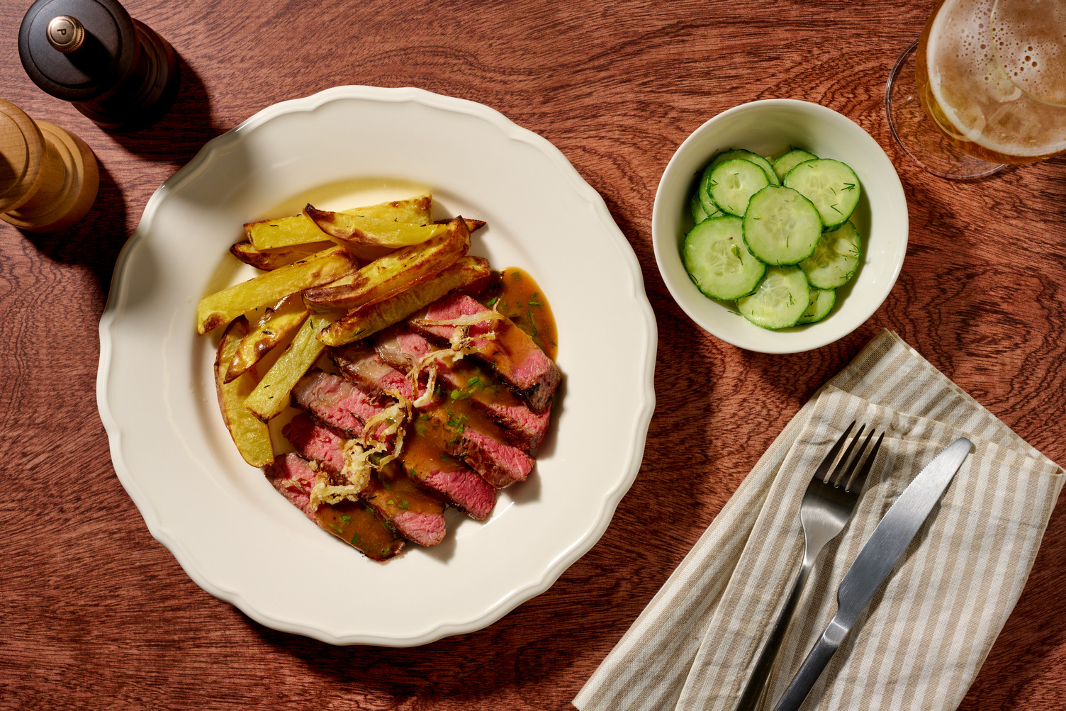 Holzfällersteak vom Weiderind und würzige Pommes