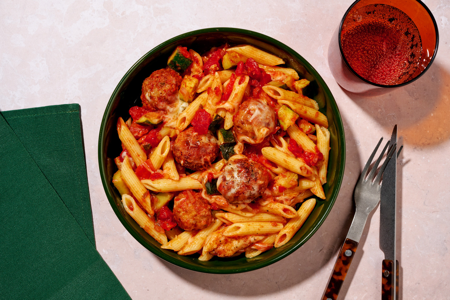 Italiensk pasta med kjøttboller av storfe
