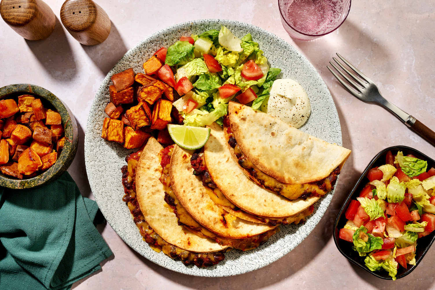 Brasilianska feijoada-fyllda tortillas