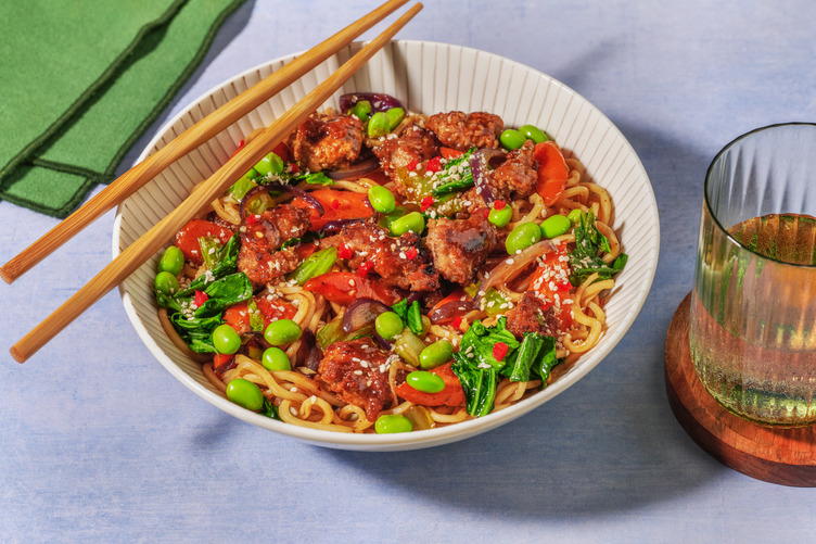 Noedels met kip, sojabonen en paksoi