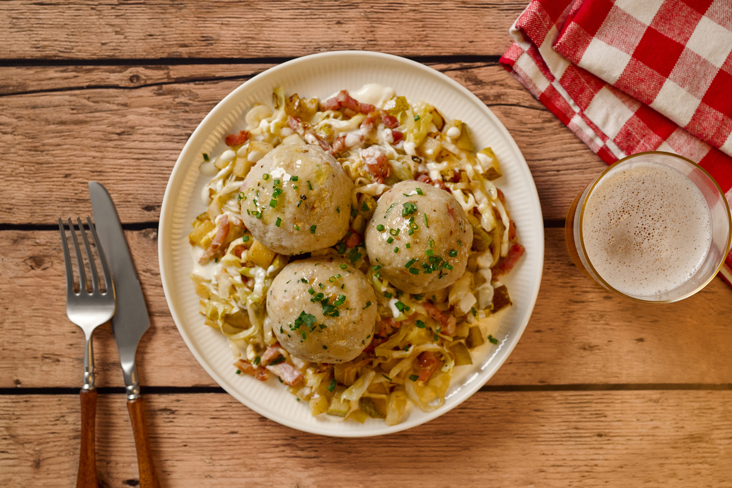 Speckknödel auf warmem Krautsalat