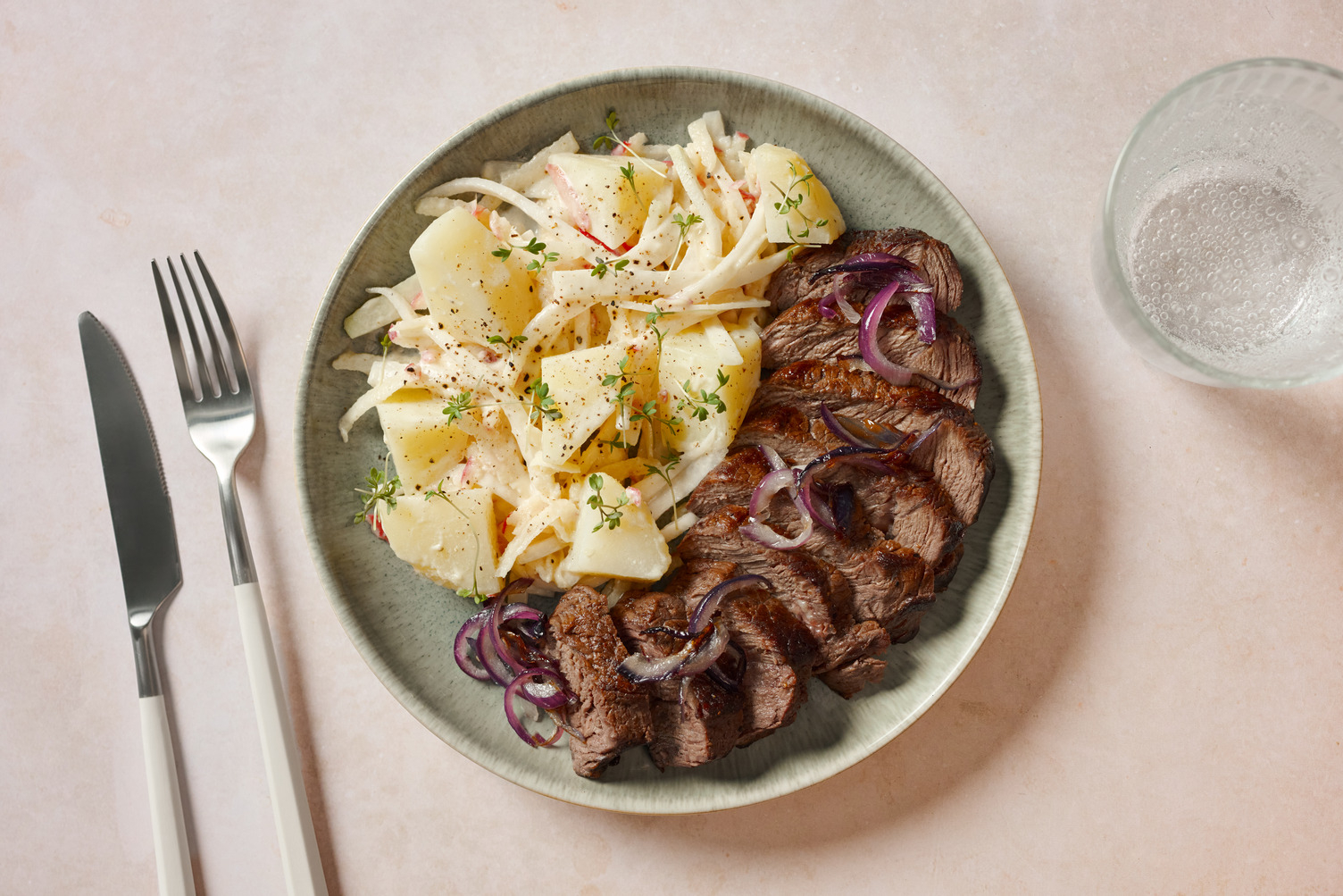 Roastbeef Steak mit Kartoffel-Kohlrabi-Salat