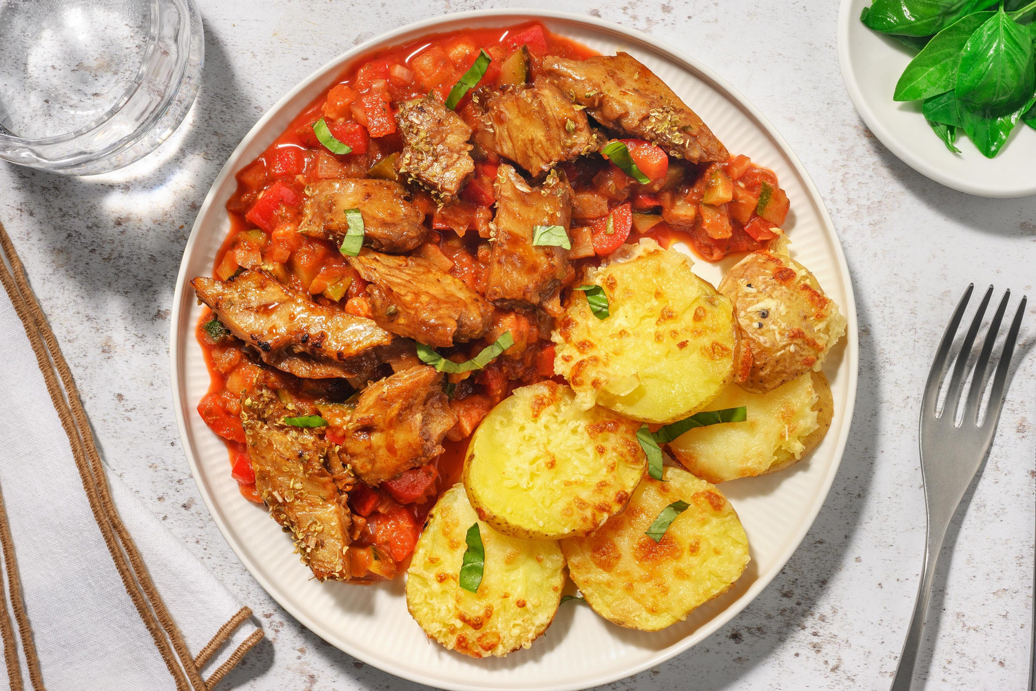 Émincés végés façon bœuf & pommes de terre au fromage et basilic
