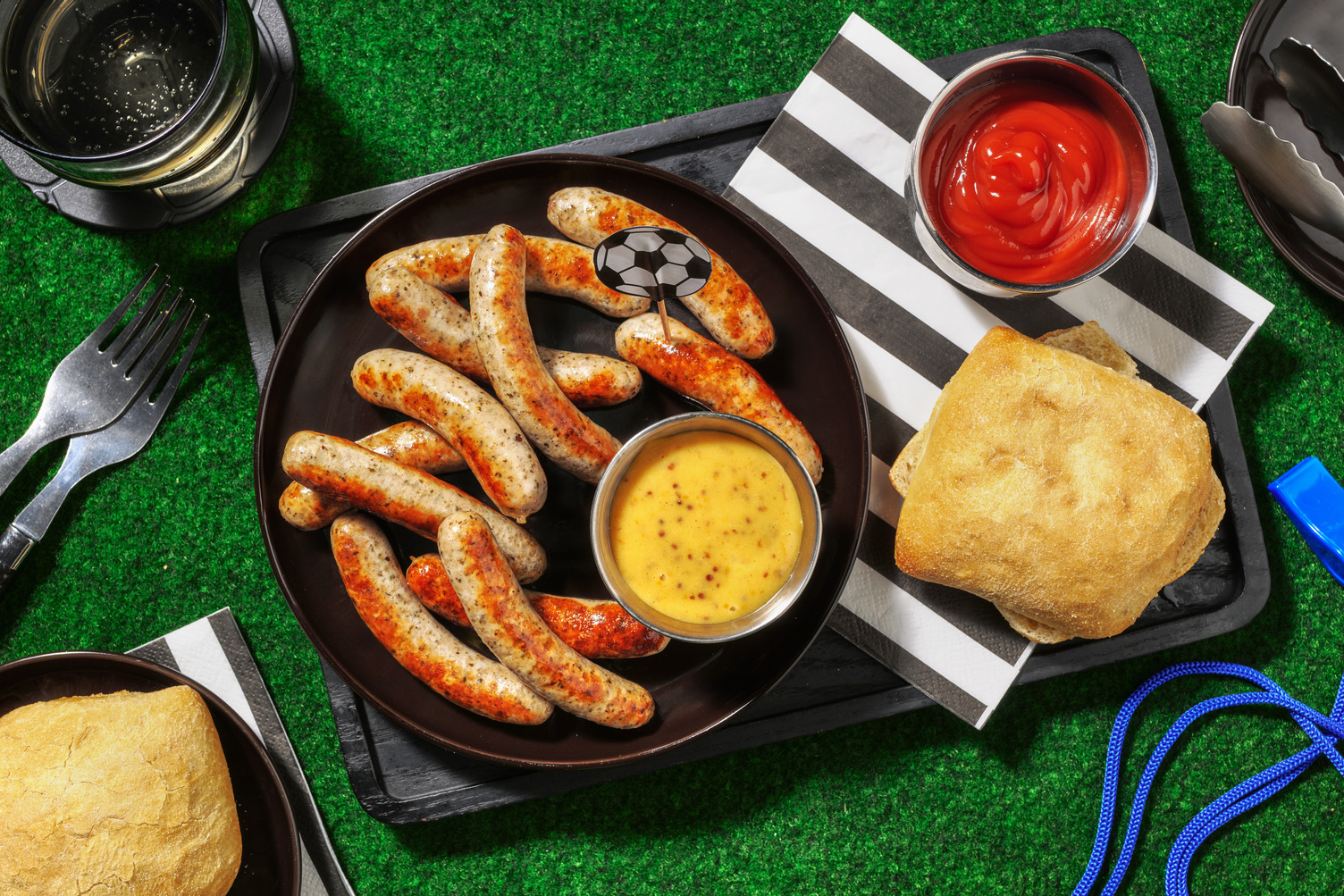 Bratwurst-Semmel mit Frühlingszwiebel-Senf Soße