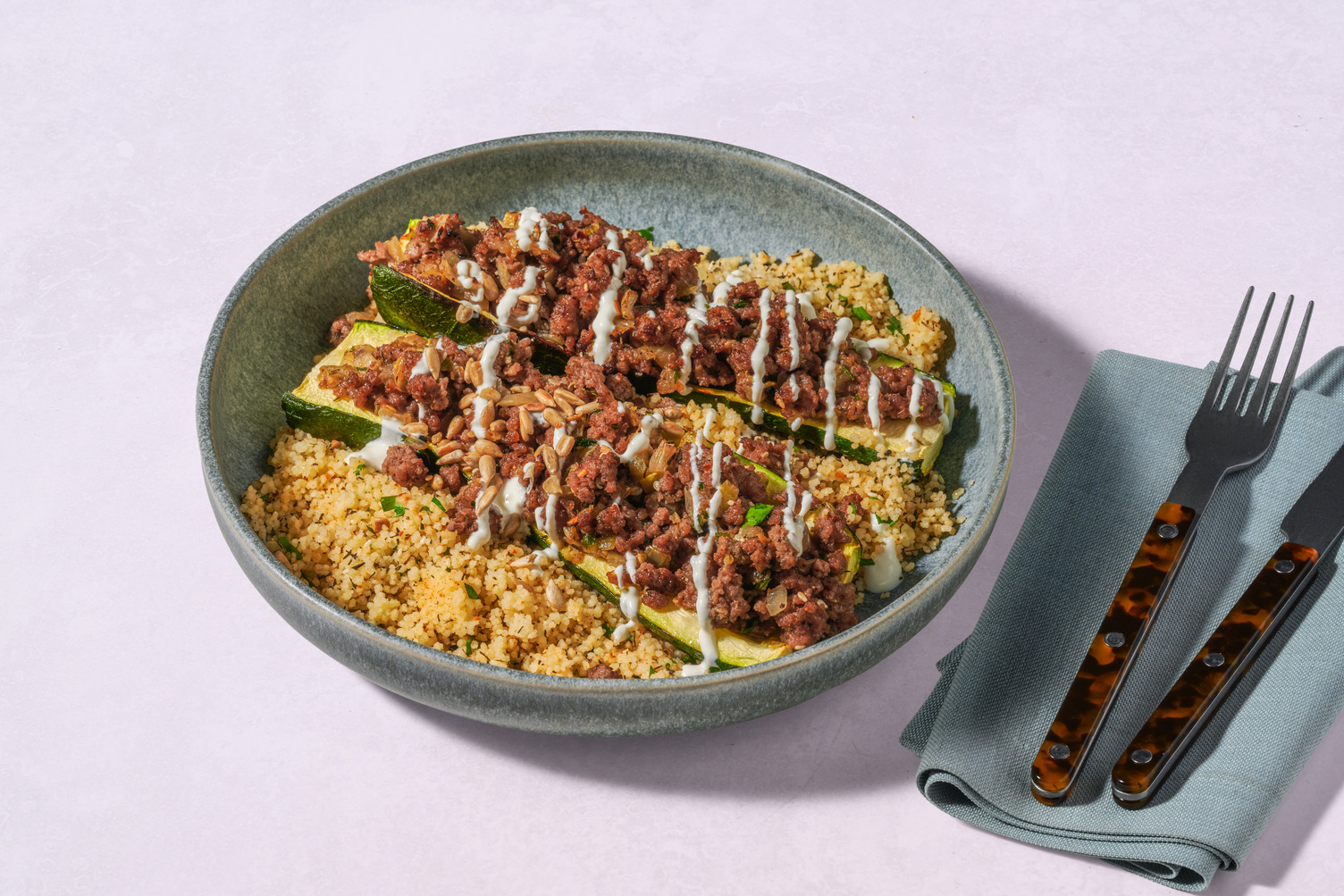 Kryddig nötfärsfylld zucchini