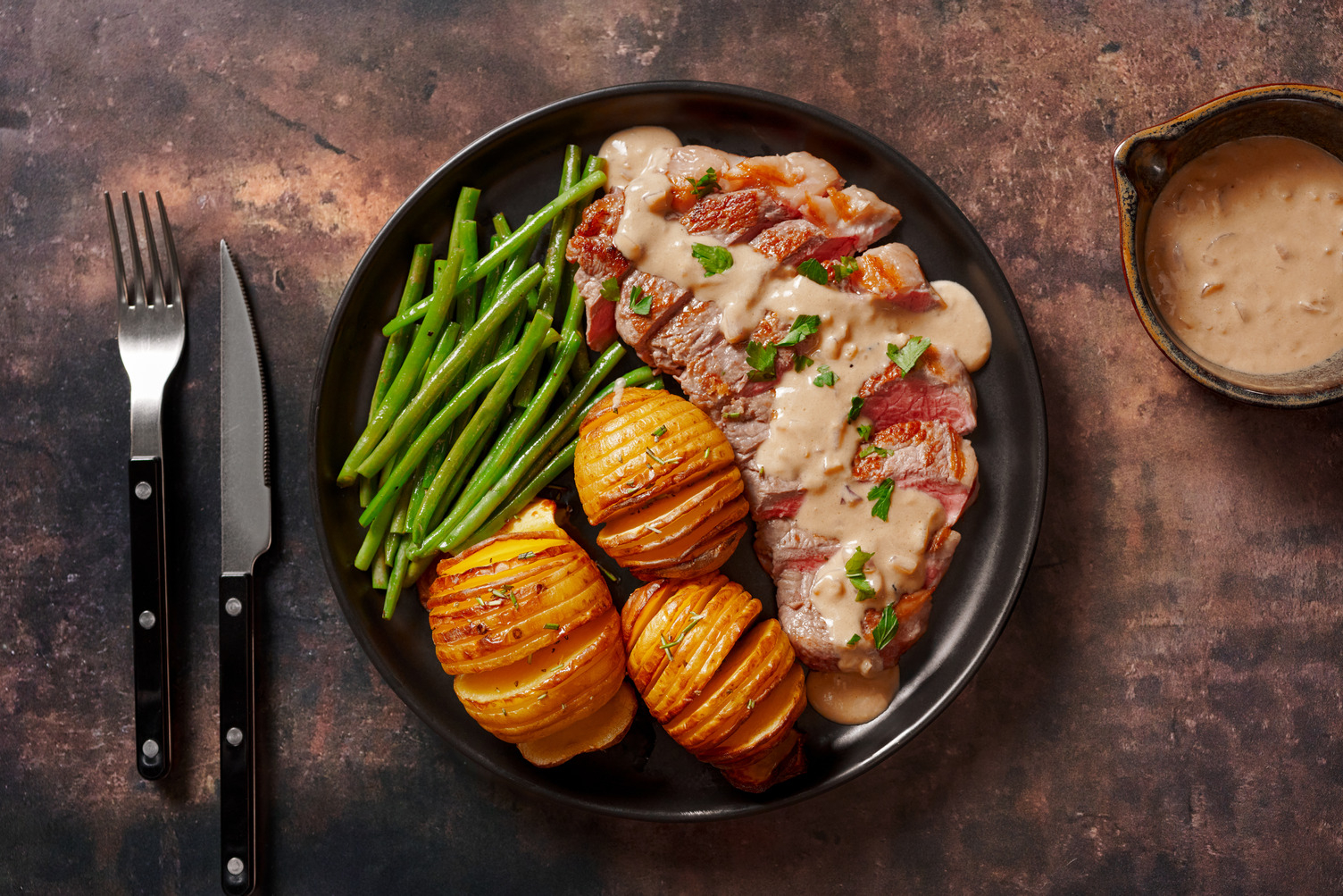 Rumpsteak og sort hvidløgssauce