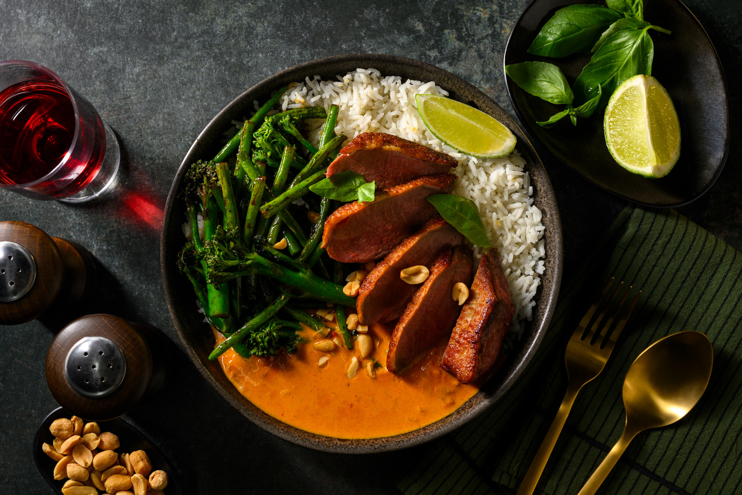 Magret de canard au curry rouge et basilic thaï