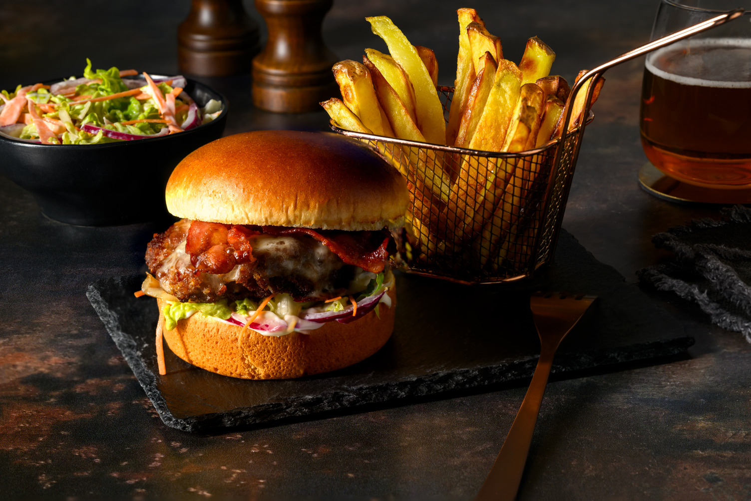 Burger med bacon og cheddar