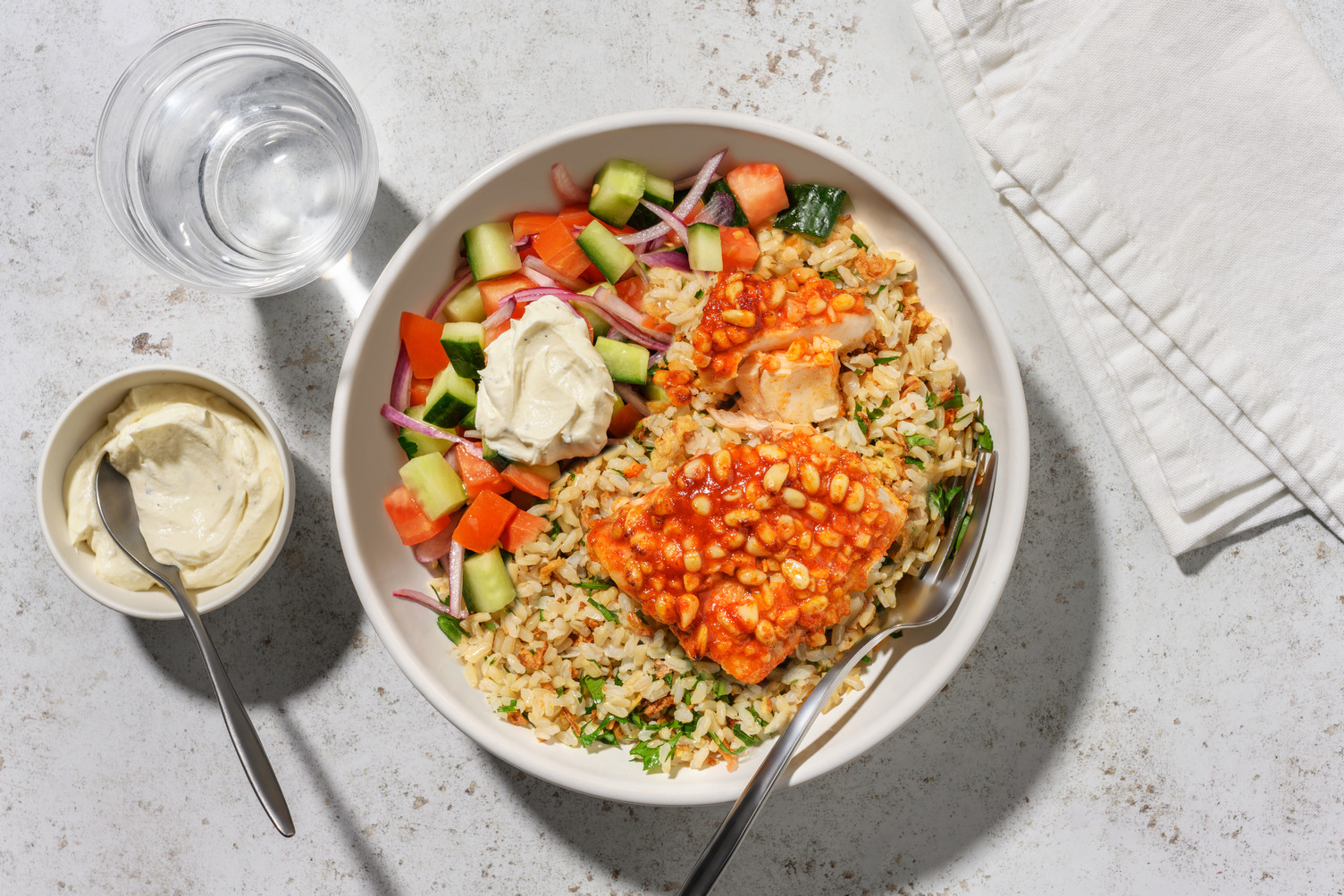 Harissa- og pinjekernetoppet torsk