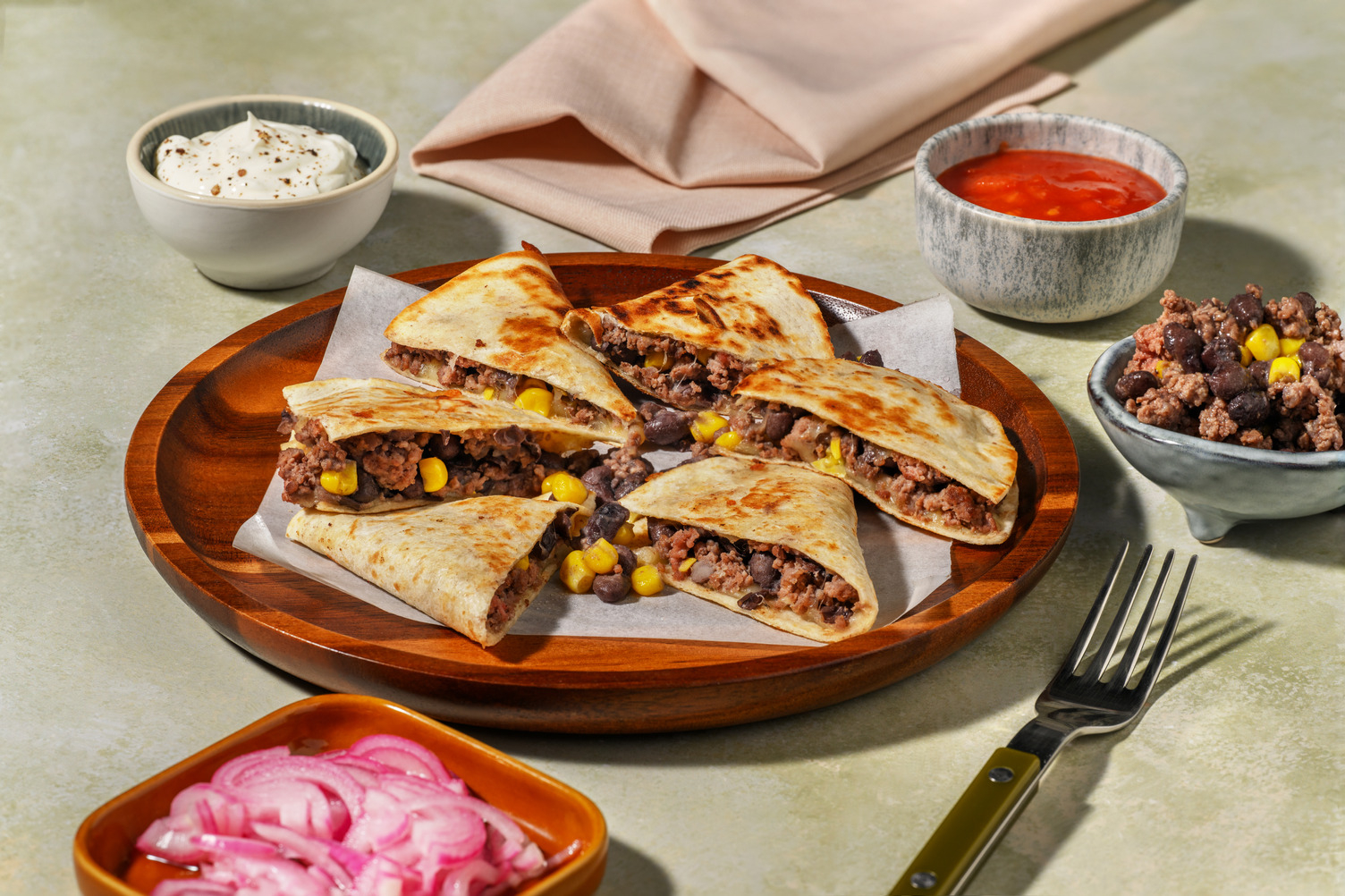 Quesadillas med nötfärs och svarta bönor