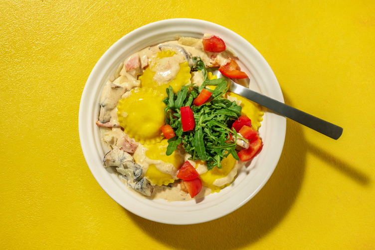 Snabb miso- och svampgirasoli med strimlad kycklingbröstfilé