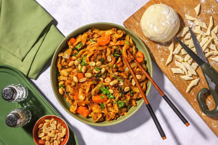 Selbstgemachte Scherennudeln mit Bio-Rinderhack & Pak Choi