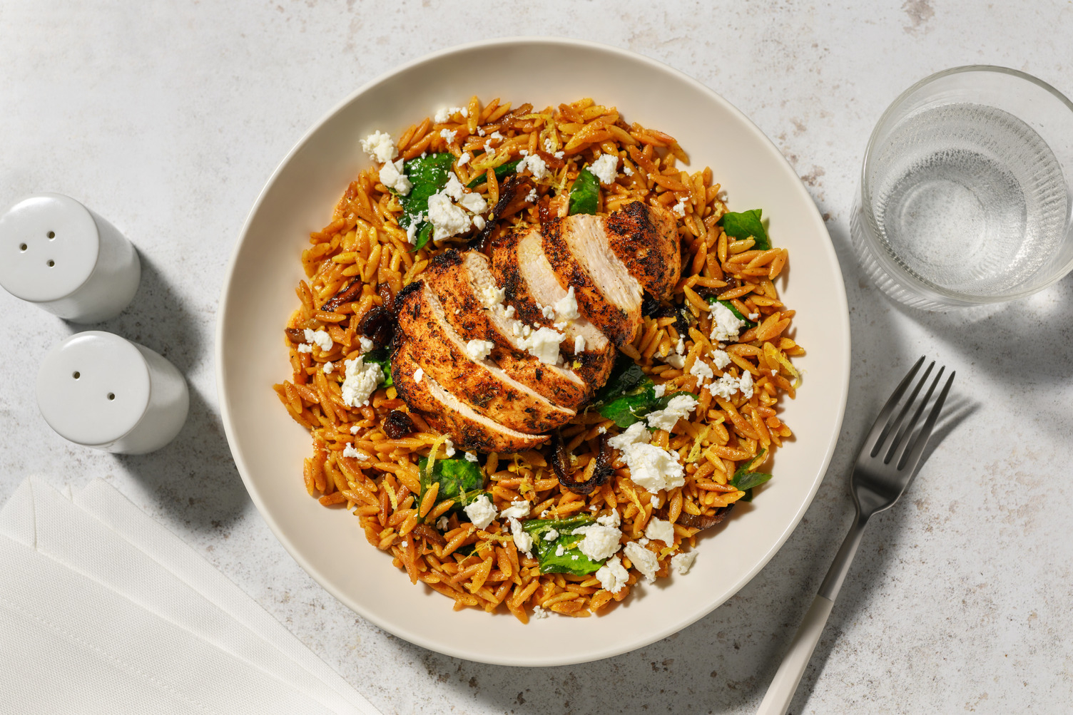 Kipfilet met kruidige orzo en za'atar
