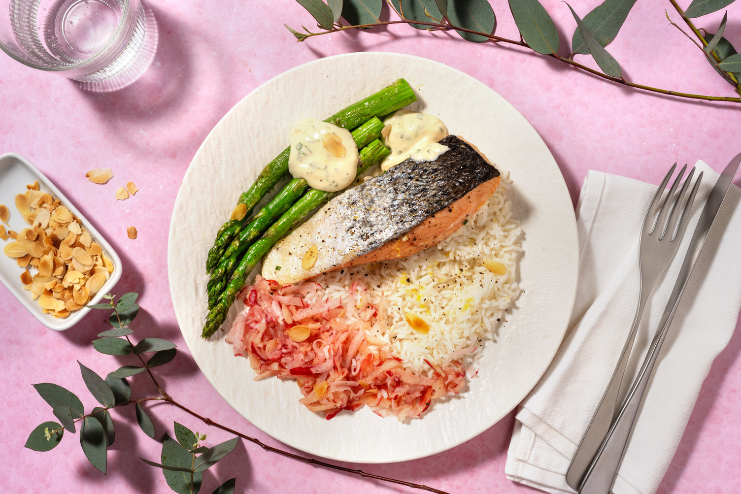 Grüner Spargel und Lachsfilet aus dem Ofen