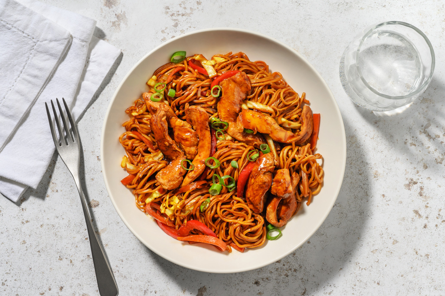 Rask Yakisoba-nudler med kylling