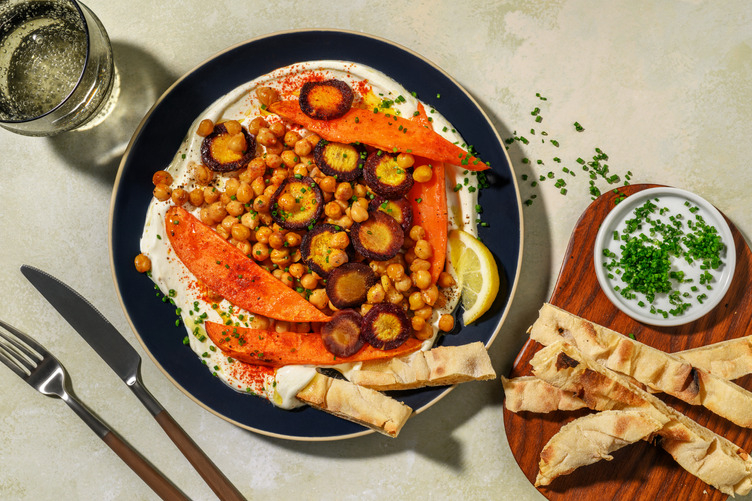 Insalata calda di ceci, carne, patate dolci e carote viola