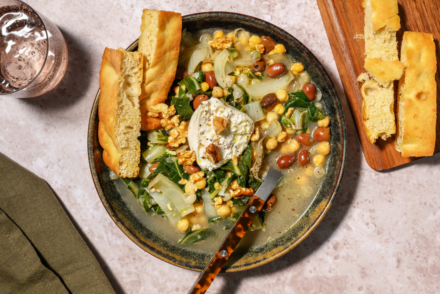 Stufato di ceci, fiocchi di burrata e salsiccia