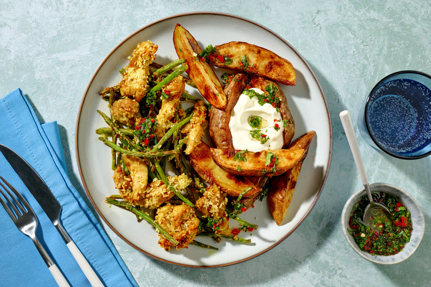 Fusion traybake met kip en kruidendressing