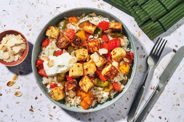 Glasierter Bio-Halloumi mit Paprika auf Reis