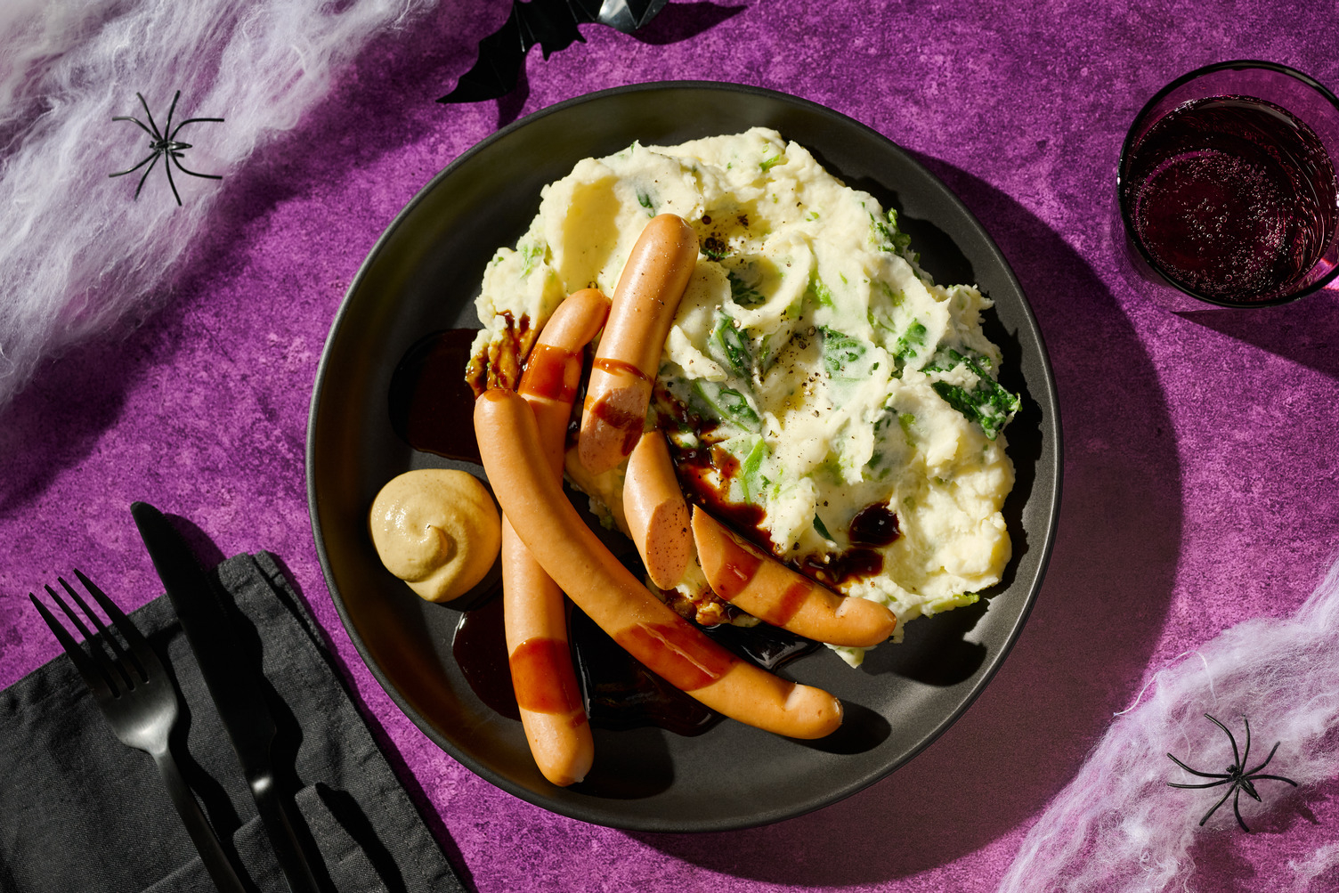 „Monster-Finger“: Kartoffelstampf mit Würstchen