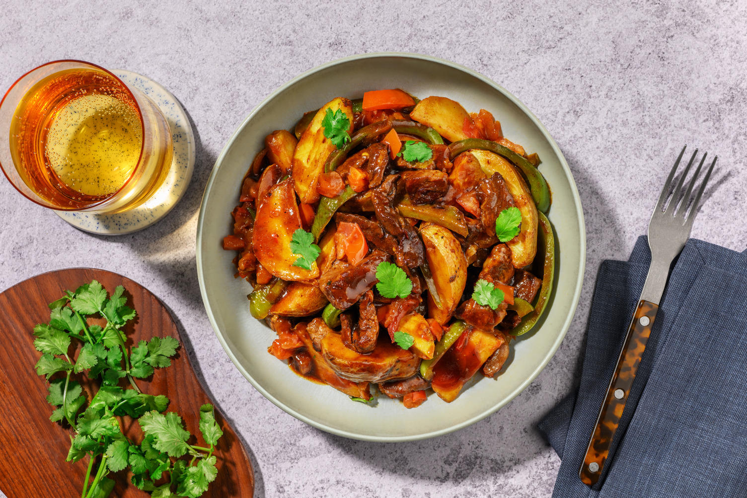 Pittige biefstukreepjes met aardappelen, oestersaus en ketjap