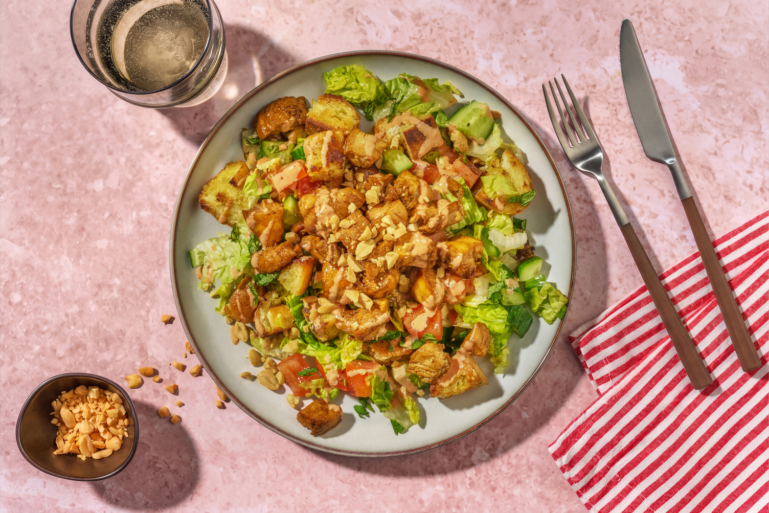 Sticky Sriracha-Hähnchen auf Asia-Salat