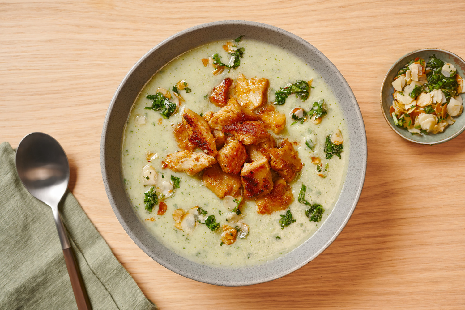 Brokkoli-Bohnen-Suppe mit veganen Filetstücken