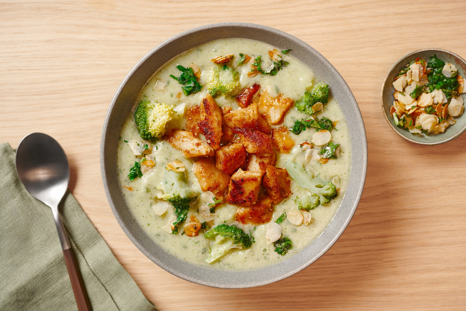 Brokkoli-Bohnen-Suppe mit veganen Filetstücken