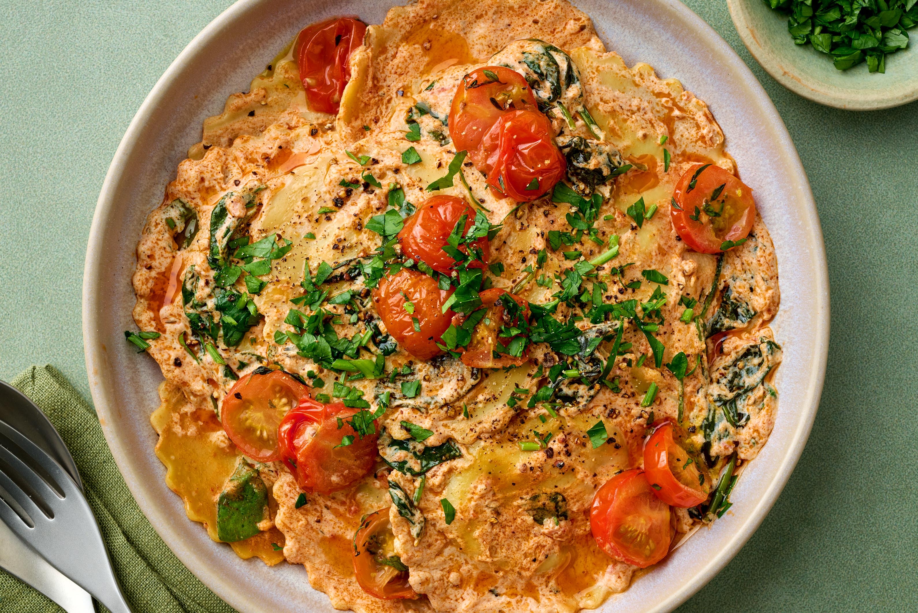 Raviolis à la courge et sauce au pesto de tomates séchées