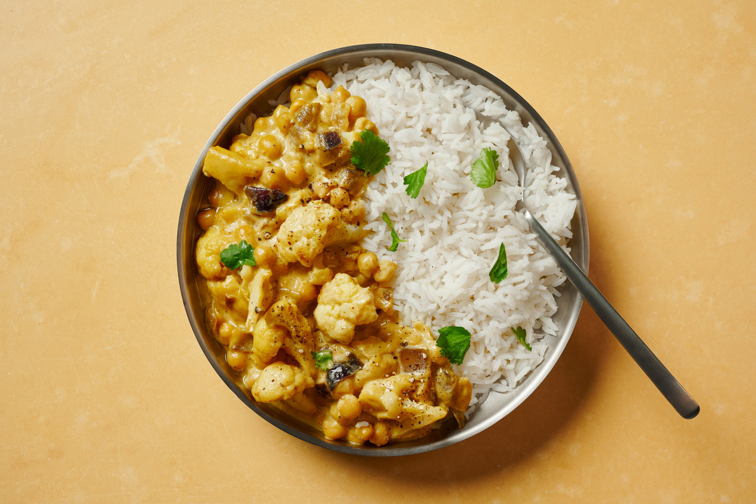 Gelbes Curry mit Blumenkohl und Kichererbsen