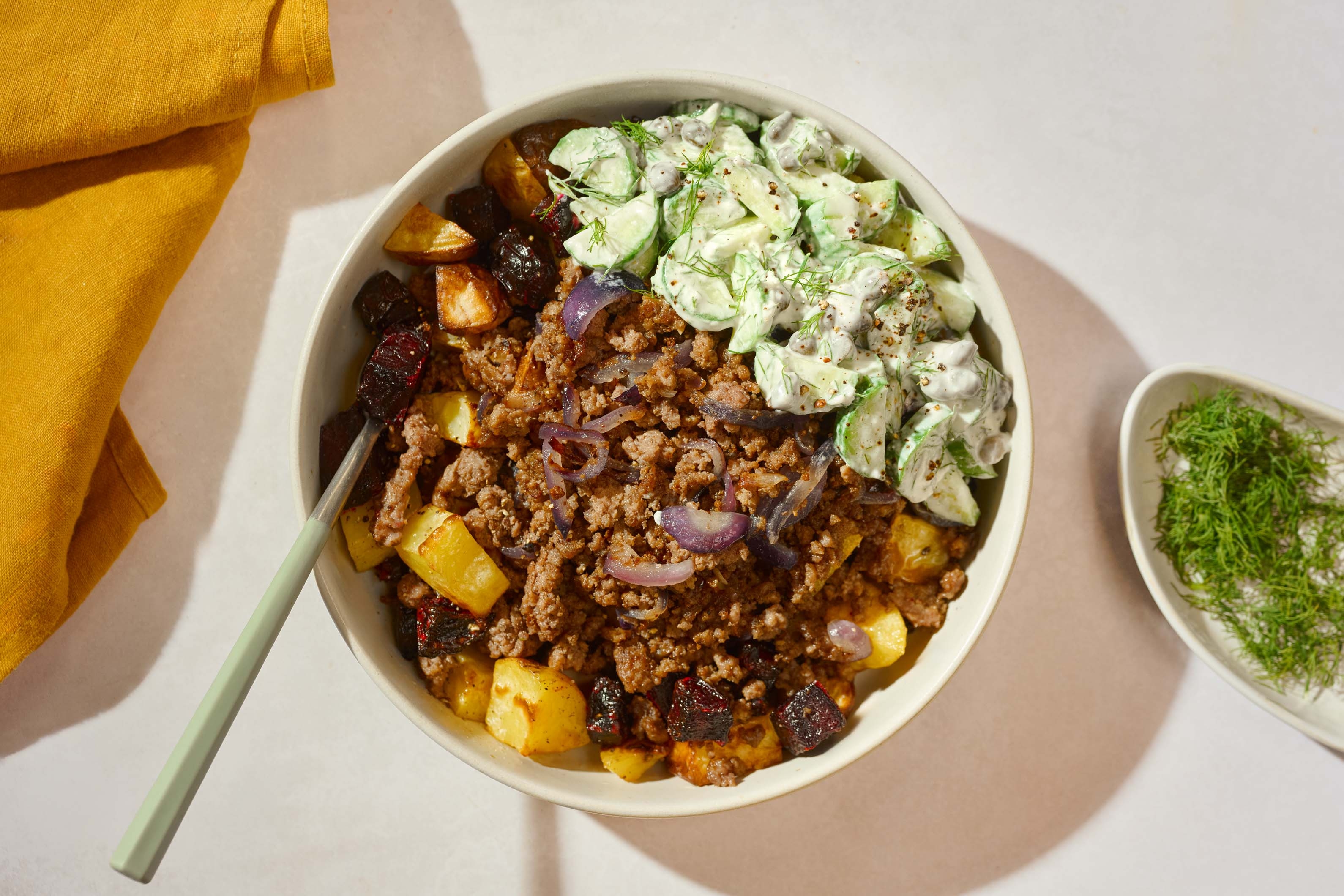 Bols de bœuf et de pommes de terre rôties nordiques