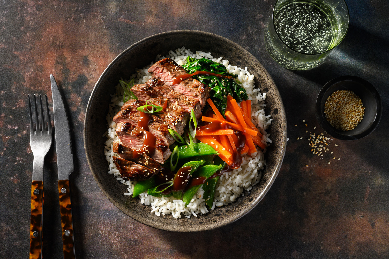 Bibimbap stijl bowl met entrecote en gochujang-glaze