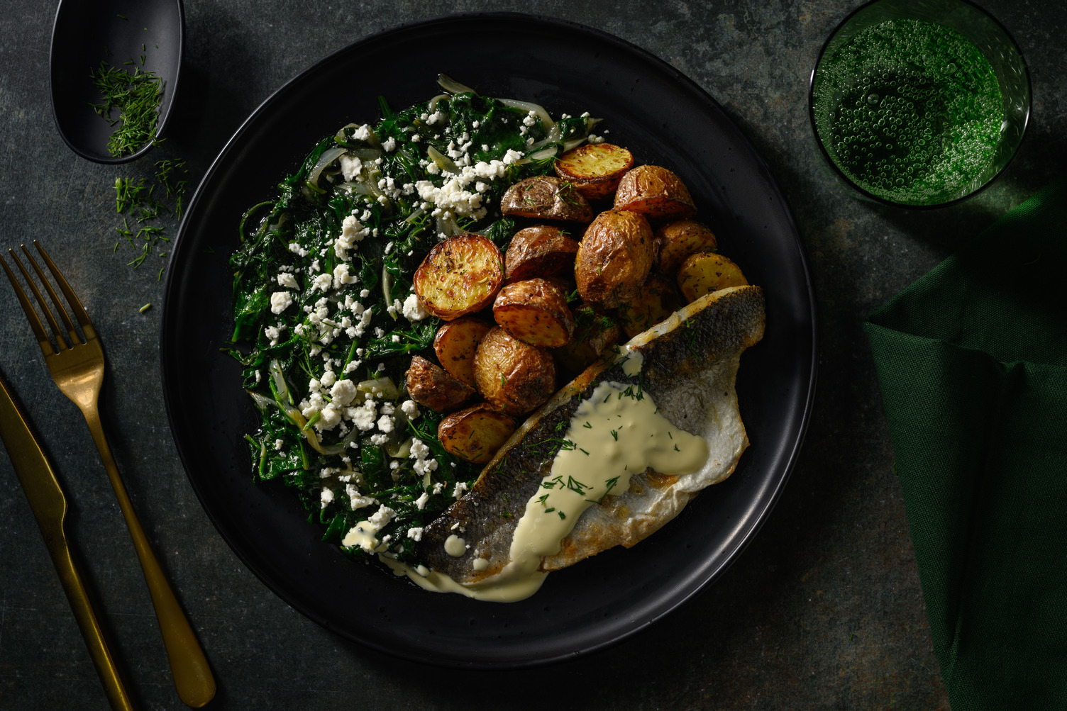 Merlu à la florentine avec une note grecque