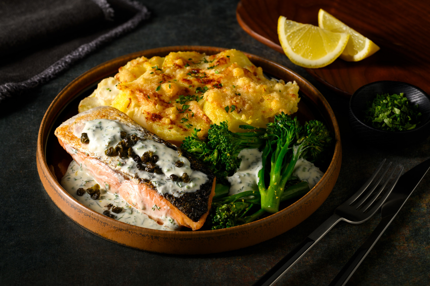 Zalm in limoenroomsaus met gepofte kappertjes