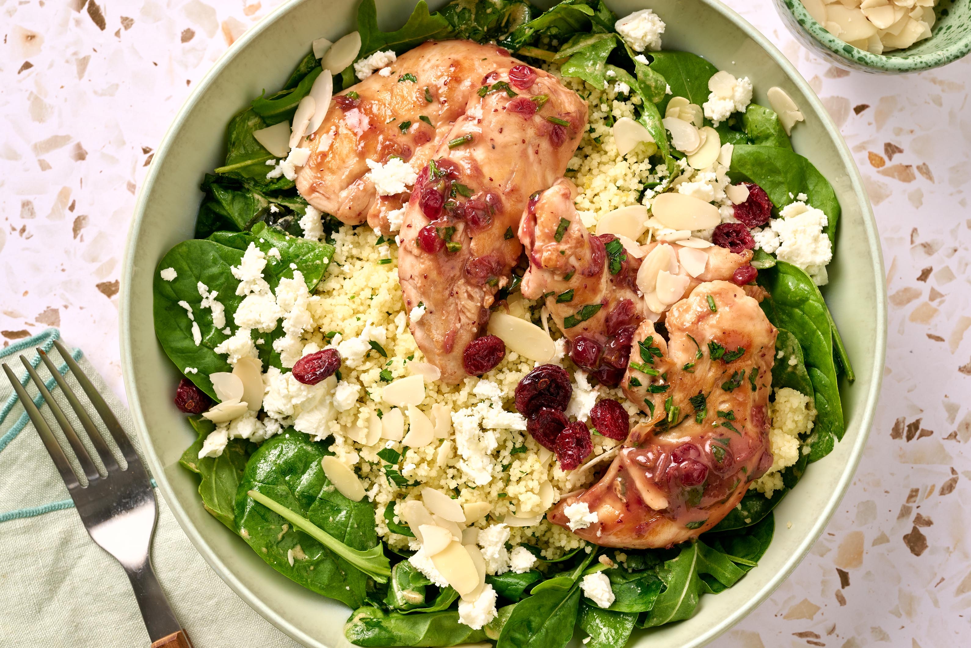 Bols de couscous et poitrines de poulet aux canneberges