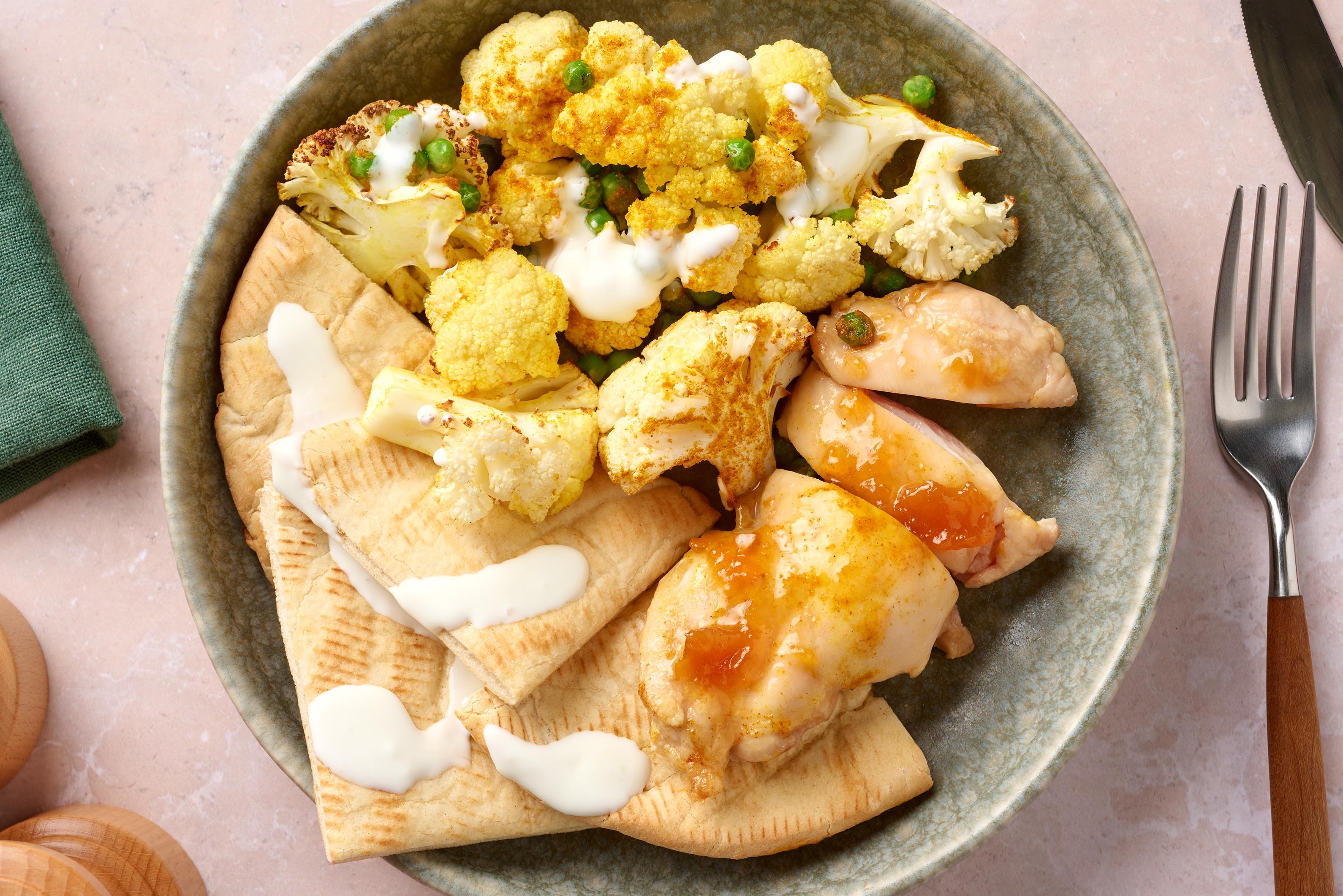 Poitrines de poulet au chutney de mangue sur plaque
