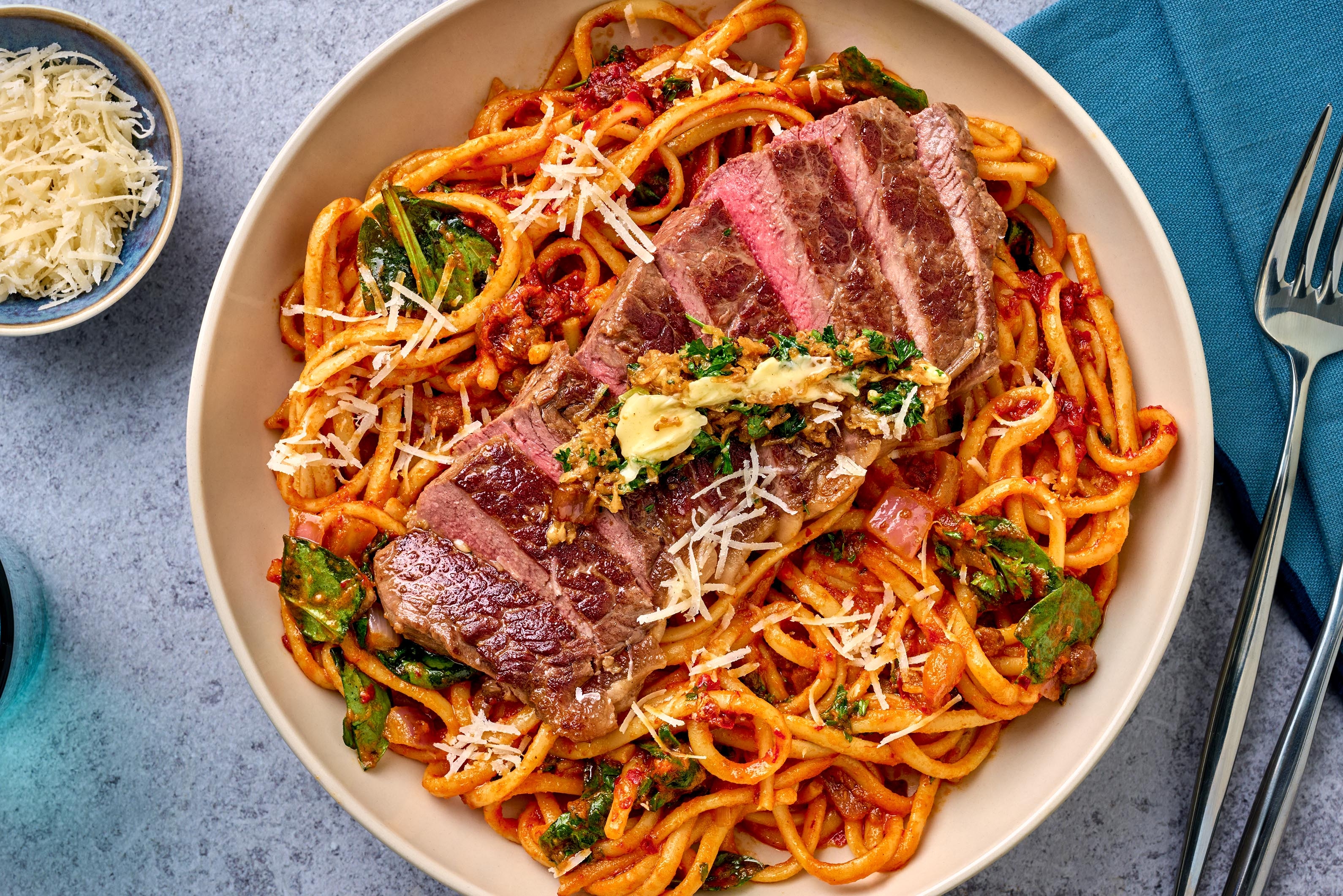 Steak de faux-filet poêlé et beurre à l'ail et au parmesan